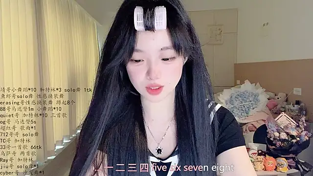 LovelyXiaoYi online show from April 30, 2026, 1:56 am