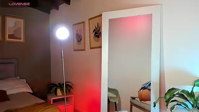 SalomeStorm  online show from April 14, 2026, 3:18 pm