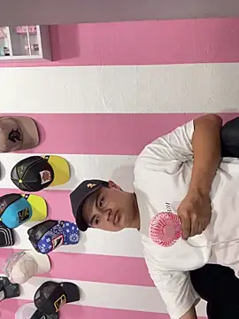 andresmahecha777 online show from March 15, 2026, 10:27 pm