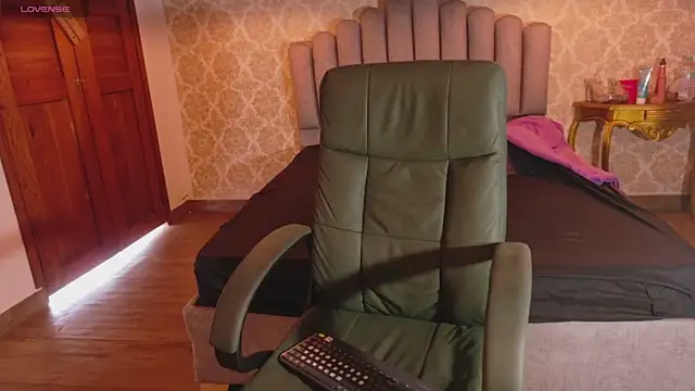 Red Scarlet16 online show from April 22, 2026, 11:56 am