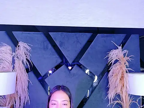 KylieWhitee online show from February 19, 2026, 12:01 pm