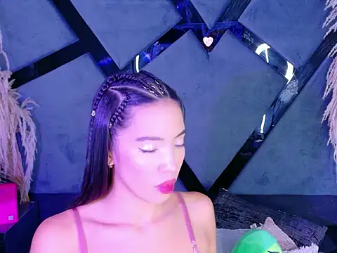 KylieWhitee online show from March 24, 2026, 4:39 am