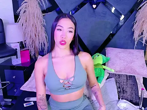 KylieWhitee online show from April 21, 2026, 1:06 pm