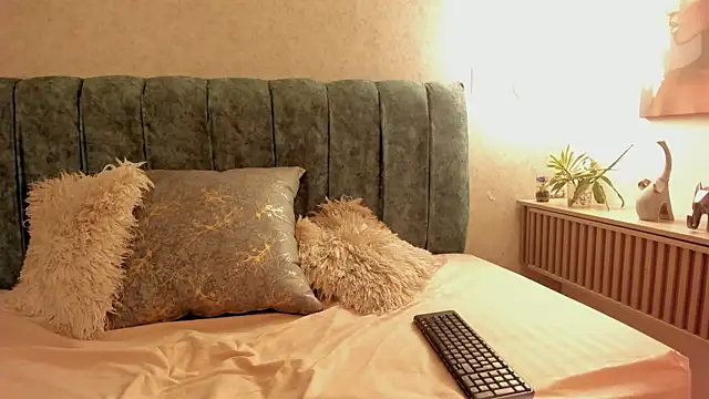 Aleera Walton online show from March 23, 2026, 8:24 pm