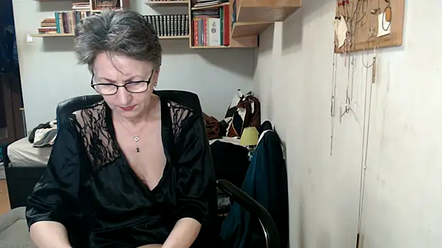 katemodel online show from November 11, 2025, 8:14 am