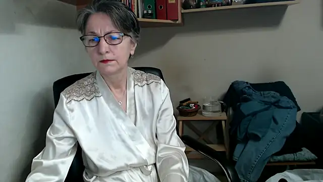 katemodel online show from December 17, 2025, 7:47 am