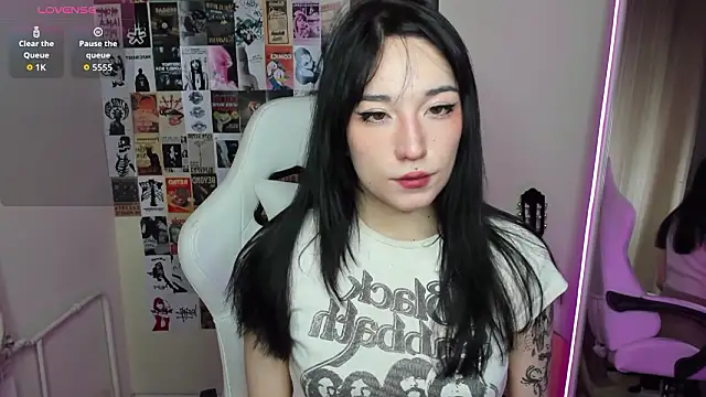 AliceeinWonderlanddd online show from February 4, 2026, 1:33 am