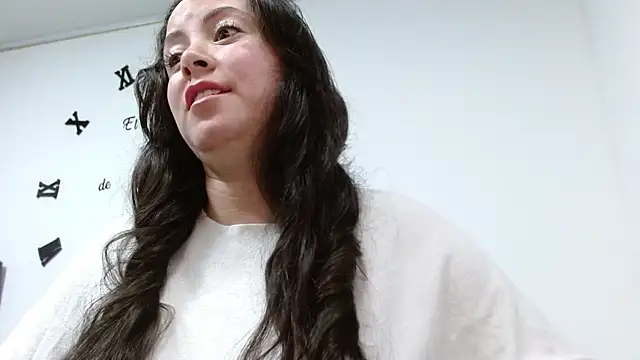 ElaMurray02 online show from February 3, 2026, 1:27 pm