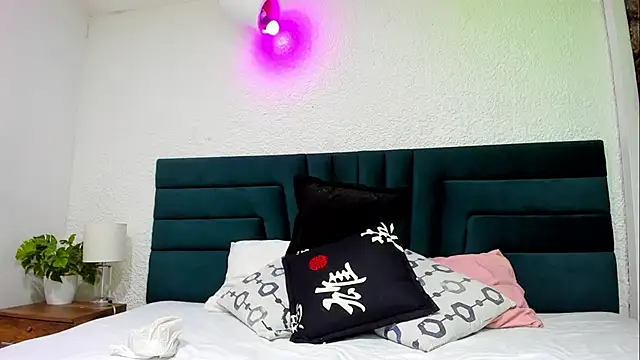 Dahliablack online show from March 26, 2026, 12:22 pm