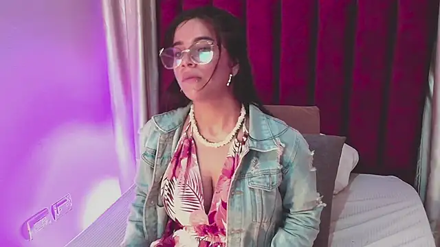 VaiaLowell online show from February 20, 2026, 7:03 pm