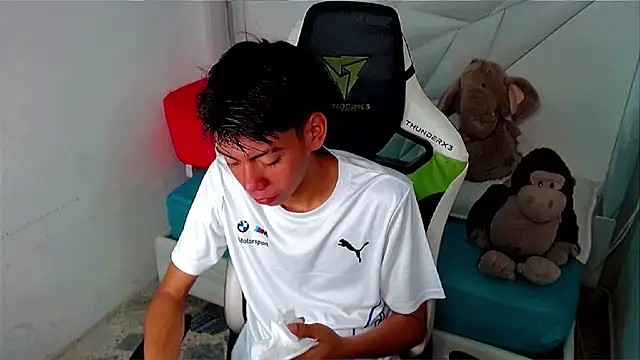 Liarr  online show from April 22, 2026, 4:04 am