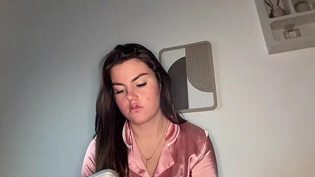 kiaraaaa75 online show from February 12, 2026, 4:35 pm