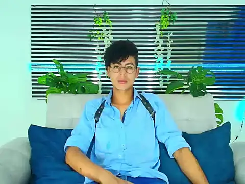 ThiiagoSaeenz online show from February 2, 2026, 1:32 pm