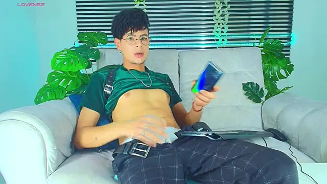 ThiiagoSaeenz online show from April 16, 2026, 9:50 pm