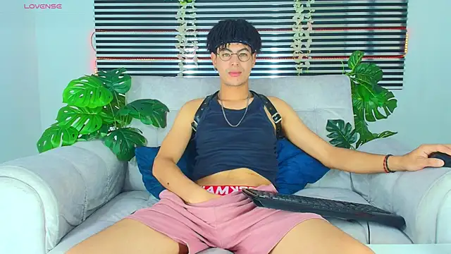 ThiiagoSaeenz online show from April 21, 2026, 5:28 pm