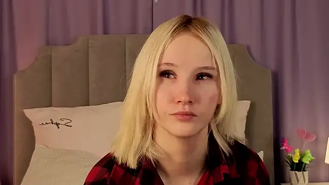 CrystalLili online show from April 18, 2026, 2:26 am