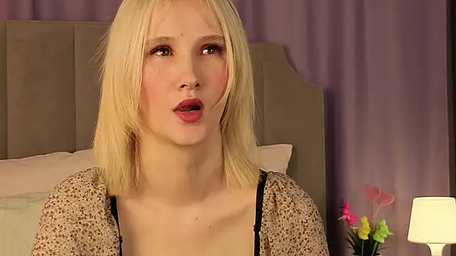 CrystalLili online show from April 21, 2026, 3:13 am