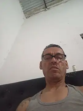 Carlos-0425 online show from June 26, 2026, 3:33 am