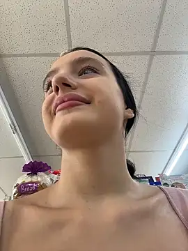 MiaTee online show from April 22, 2026, 2:03 am