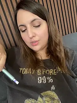 Snapshot of AliceDesmee chatting on August 9, 2026, 12:10 pm AliceDesmee online show from August 9, 2026, 12:10 pm