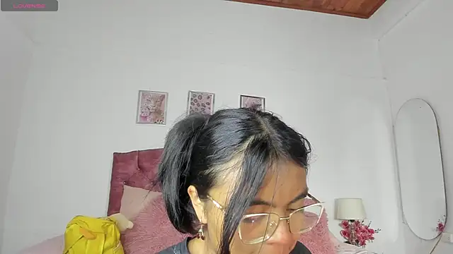 luna velveth online show from April 21, 2026, 10:43 am