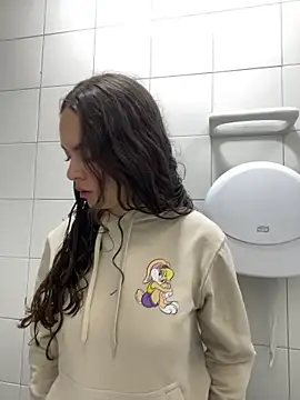 Annie bonnie  online show from April 21, 2026, 11:38 am