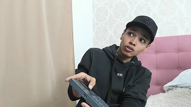 Alejandroo Montenegro online show from February 18, 2026, 2:29 am