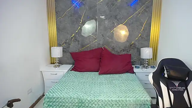 JORDAN MOOR online show from April 1, 2026, 12:17 pm