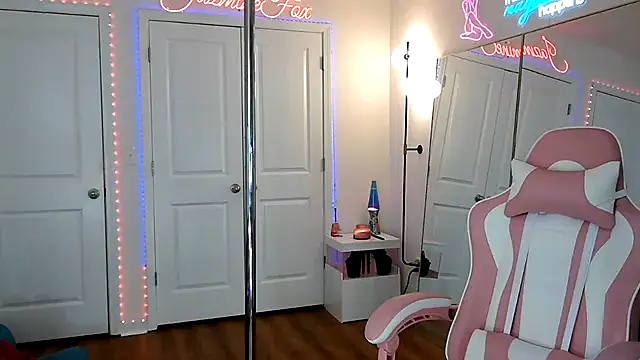 JazmineFoxx online show from May 7, 2026, 8:14 pm