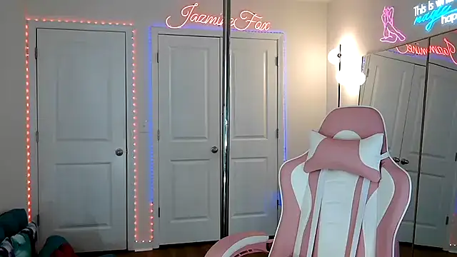 JazmineFoxx online show from May 13, 2026, 3:53 pm