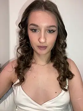 Green eyes lady online show from February 7, 2026, 11:25 am