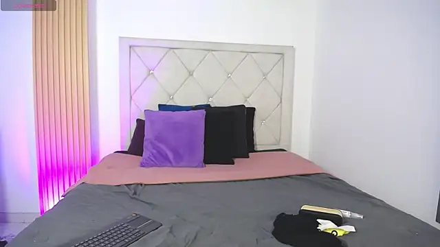 Luna Millers online show from April 22, 2026, 4:04 am