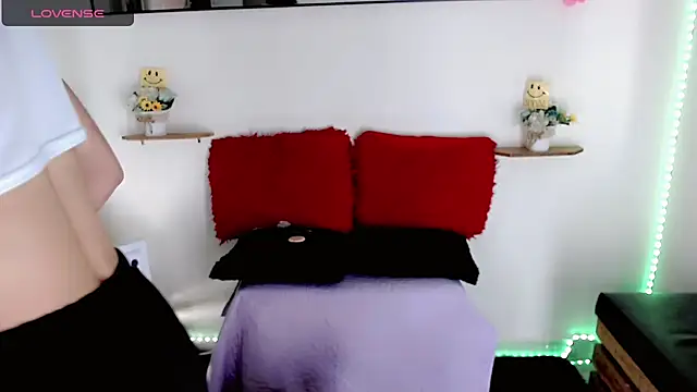 NathalialLooes online show from February 22, 2026, 9:57 pm