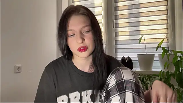 Sarahsolara online show from February 19, 2026, 2:35 pm