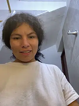 Zoe-yanin online show from April 19, 2026, 4:17 pm