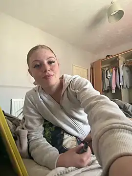 Snapshot of Paige_love chatting on April 23, 2026, 1:24 pm Paige love online show from April 23, 2026, 1:24 pm