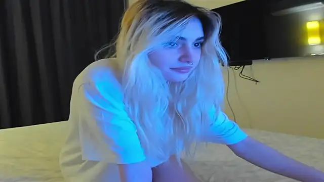 Lesyalisss online show from April 22, 2026, 6:42 pm