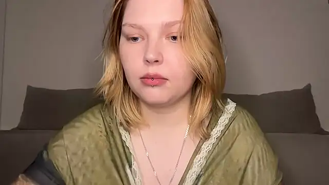 Snapshot of Ophelia_Ritz chatting on May 14, 2026, 11:22 pm Ophelia Ritz online show from May 14, 2026, 11:22 pm