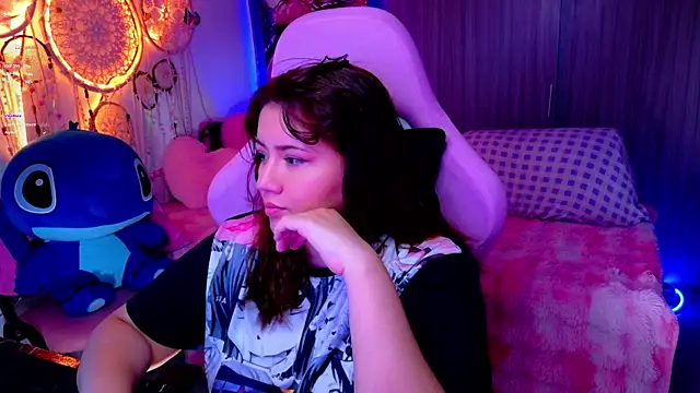 Snapshot of ALIS_E_G chatting on June 18, 2026, 6:23 pm ALIS E G online show from June 18, 2026, 6:23 pm