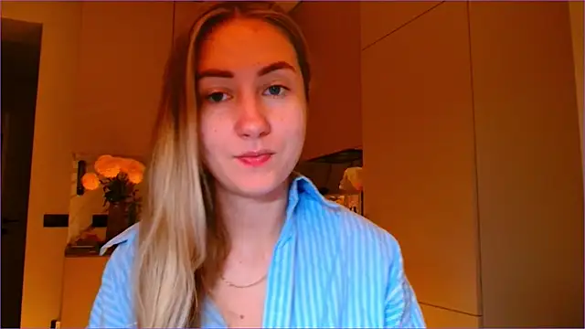 Snapshot of BluueSilk chatting on November 13, 2025, 6:12 am BluueSilk online show from November 13, 2025, 6:12 am