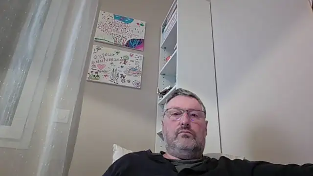 doudou310 online show from February 22, 2026, 4:02 am