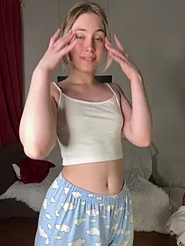 LovelyMiu online show from April 18, 2026, 7:58 pm