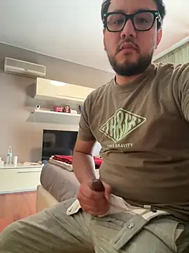 latinocalientehot online show from April 26, 2026, 1:42 pm