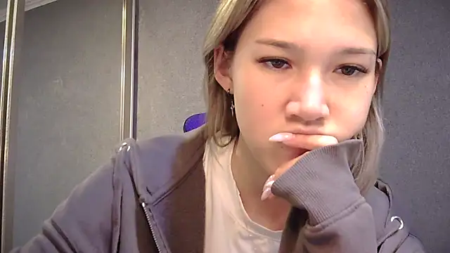 lilXdomiii online show from April 22, 2026, 9:33 am