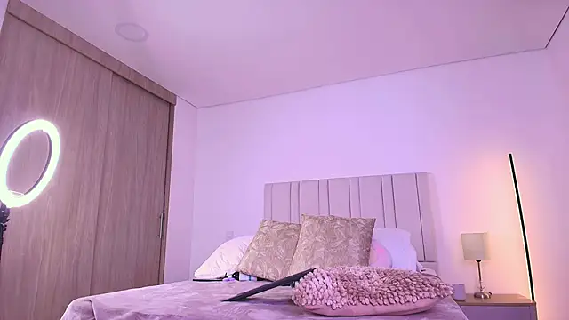 Anna-Lynn online show from April 21, 2026, 1:42 am