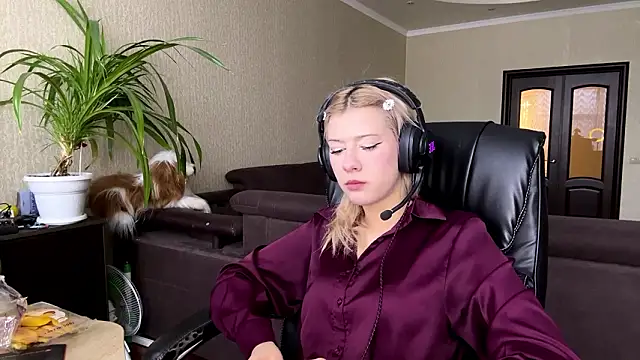 LadyFoxLove online show from February 4, 2026, 10:21 am