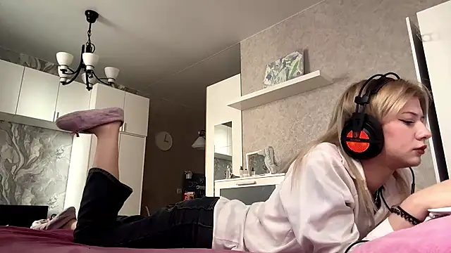 LadyFoxLove online show from March 5, 2026, 11:39 am