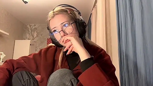 LadyFoxLove online show from March 7, 2026, 4:37 pm