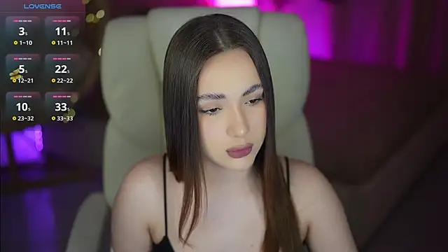 OliviaMoore  online show from April 19, 2026, 7:05 pm