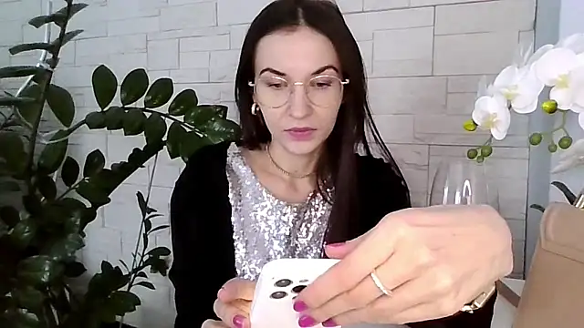 JuliaLovely online show from February 17, 2026, 2:35 pm